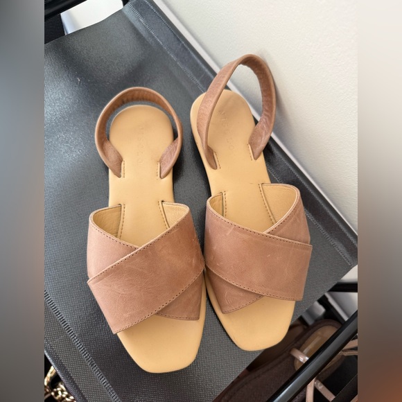 Nisolo All-Day Cross Strap Sandal - Almond - Picture 4 of 9